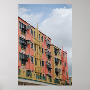 POSTER EDIFÍCIO DE CONCRETO AMARELO E VERMELHO SOB NUVEN