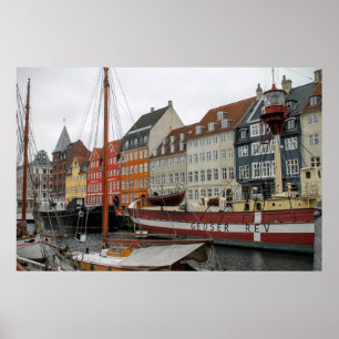 POSTER EDIFÍCIOS COLORIDOS AO LADO DO RIO