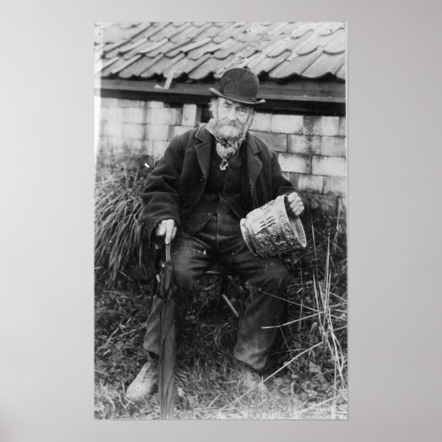 Poster Edward Bingham holding one of his Castle (Frente)