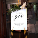 Poster Ela Disse Sim Sinal De Chá de panela De Caligrafia<br><div class="desc">Elevem o vosso decor de chá de panela com o "Ela disse sim, sinal de Chá de panela caligráfico". Este sinal minimalista e elegante apresenta caligrafia negra clássica, fazer-o como na moda para o seu chá de panela. Quer você o use como sinal de boas-vindas para sua festa de noivado...</div>