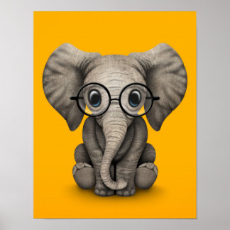 Poster Elefante-bebê bonito com óculos de leitura amarelo