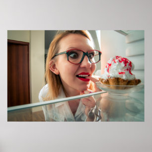 Poster Engraçada garota olhando para geladeira