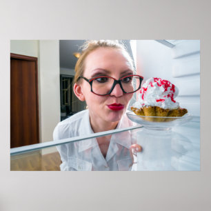 Poster Engraçada garota olhando para geladeira