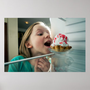 Poster Engraçada garota olhando para geladeira