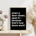Poster Engraçado citação inspiracional em preto e branco<br><div class="desc">Quando uma porta fecha,  abre-a,  porque é assim que as portas funcionam!</div>
