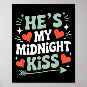 Poster Engraçado Ele É Meu Beijo Da Meia-Noite Namorados