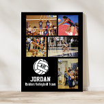 Poster Equipe Personalizada de Colagem de Fotos de Voleib<br><div class="desc">Este poster de colagem personalizada de fotos de vôlei apresenta suas fotos de vôlei carregadas favoritas, um gráfico de vôlei branco com o número de camisa do seu jogador, e texto adicional como o nome do jogador e/ou o nome do time. Este design é definido em relação a uma cor...</div>
