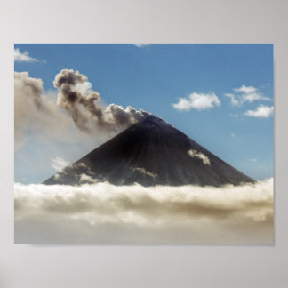 Pôster Erupção efusiva do vulcão Klyuchevskoy. Kamchatka