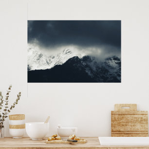 Poster Escuridão e luz nas montanhas cobertas de neve