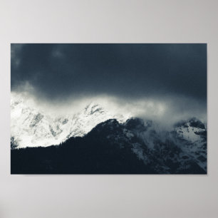Poster Escuridão e luz nas montanhas cobertas de neve
