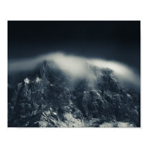 Escuridão e nuvens brancas sobre as montanhas