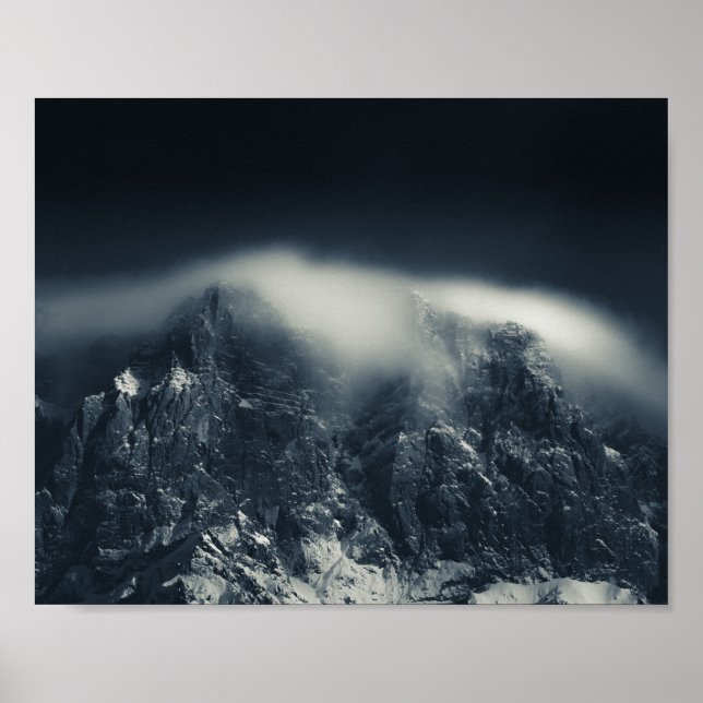 Poster Escuridão e nuvens brancas sobre as montanhas (Frente)