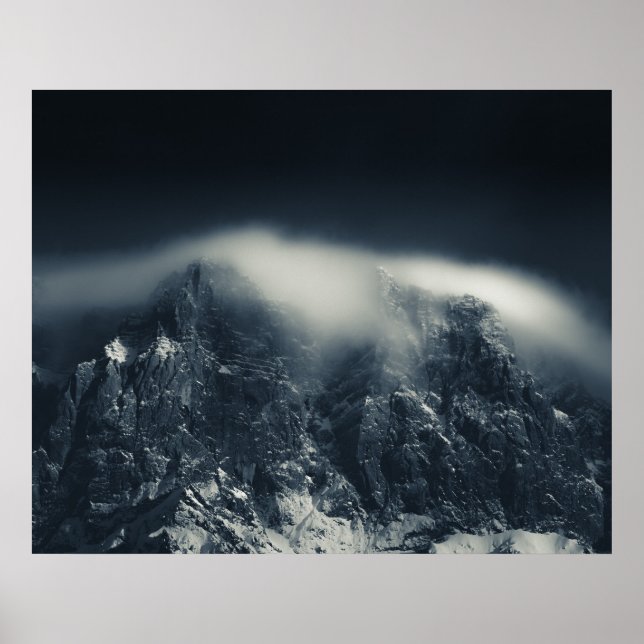 Poster Escuridão e nuvens brancas sobre as montanhas (Frente)