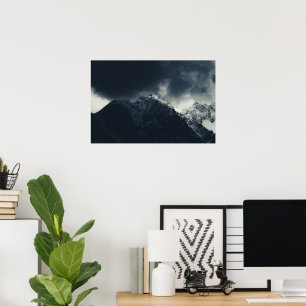 Poster Escuridão e nuvens de tempestade sobre montanhas