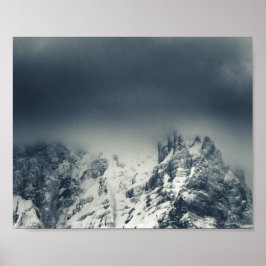 Poster Escuridão e nuvens que cobrem a montanha