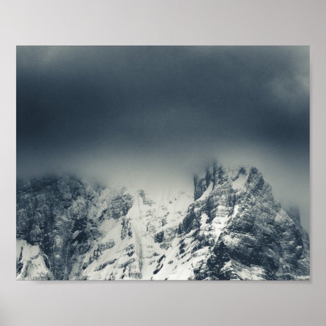 Poster Escuridão e nuvens que cobrem a montanha (Frente)