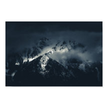 Escuridão e nuvens sobre as montanhas