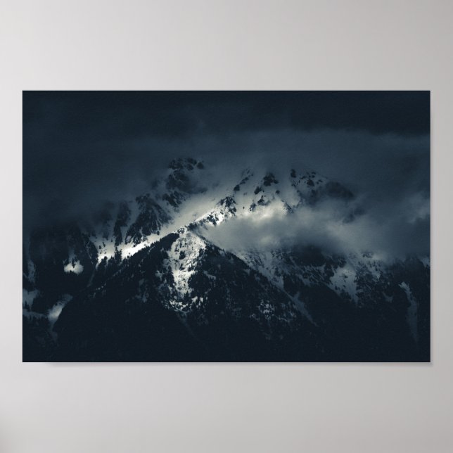 Poster Escuridão e nuvens sobre as montanhas (Frente)