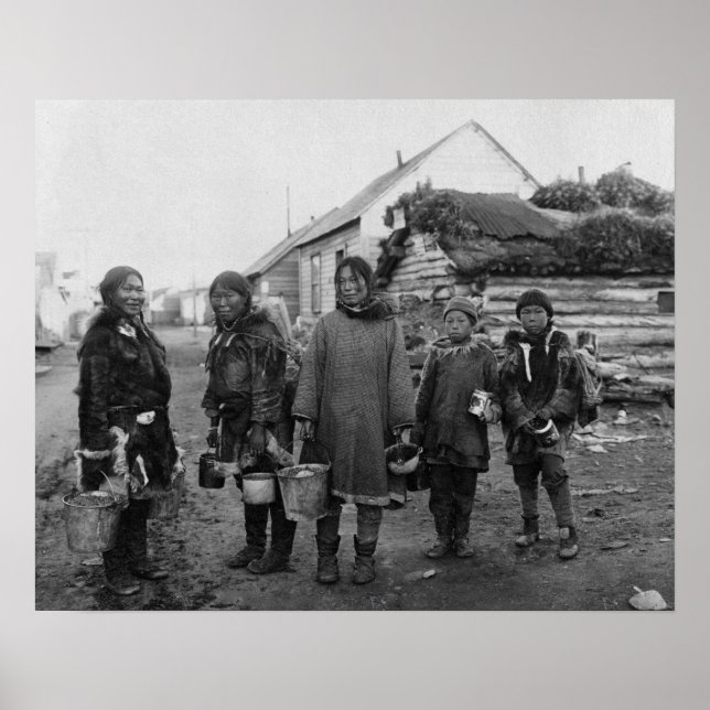 Poster Eskimo Berry Pickers in Nome, Alaska Photograph (Frente)