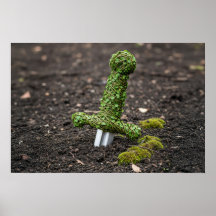 Espada no chão coberta de folhas