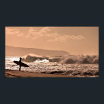 Pôster Esperando..........<br><div class="desc">Um surfista espera por uma pausa na neve antes de se remexer para surf do famoso Gasoduto Bonzai em Oahu, na costa nordeste do Havaí.</div>