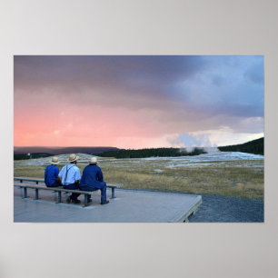 Poster Esperando pelo gêiser Old Faithful ao pôr do sol