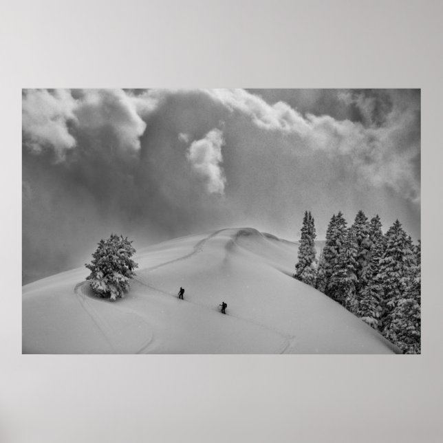 Poster Esquiadores de montanha em neve fresca (Frente)
