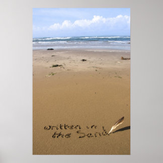 Pôster está escrito na areia numa praia