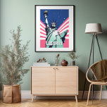 Poster Estátua da Liberdade em Nova Iorque, Pop de Arte V<br><div class="desc">Abraçar o espírito da liberdade e do patriotismo com a nossa vibrante poster da Liberdade, com a Estátua da Liberdade adornada com a bandeira e as estrelas americanas. No estilo de cor-de-rosa-escuro e azul, essa trabalho de arte capta a essência da liberdade e da individualidade. Com sua animada estética de...</div>
