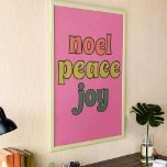 Poster Estilo Noel Peace Joy Retro 1970<br><div class="desc">Este poster de Natal apresenta as palavras "noel, peace and joy" em letras retrorativas em laranja, verde limão e verde escuro contra um fundo rosa brilhante.</div>