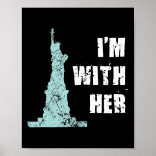 Poster Estou com a estátua da liberdade dela