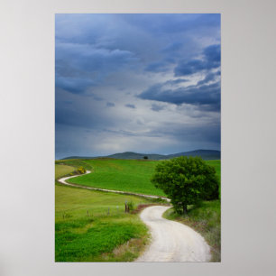 Poster Estrada de vento sob um céu escuro