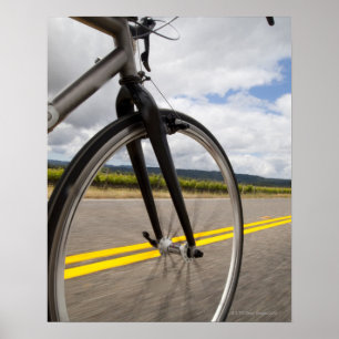Poster Estrada do homem que biking no POV de alta