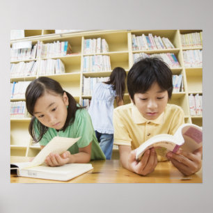 Poster Estudantes da escola primária que lêem um livro
