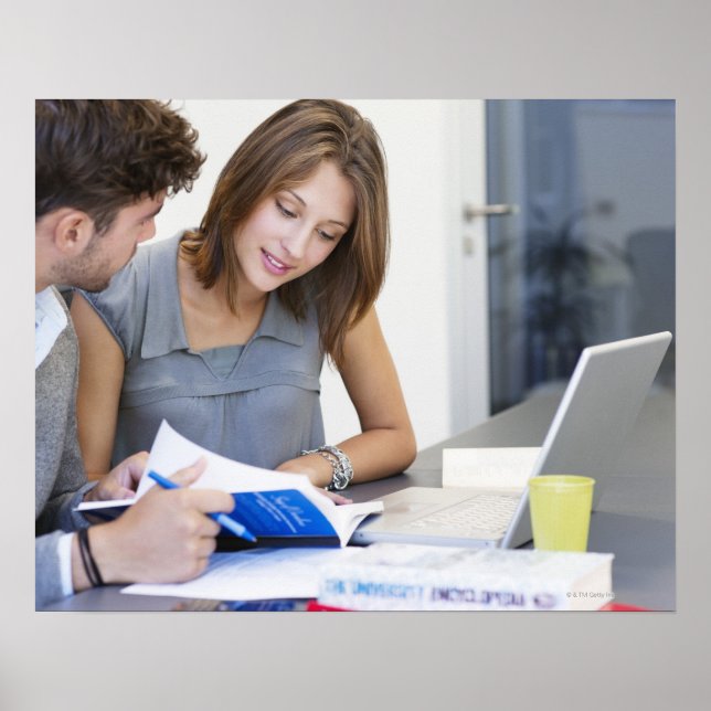 Poster Estudantes universitários que usam o laptop em sal (Frente)