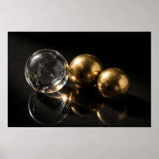 Poster Estudo na Sombra — Esferas de Vidro e Ouro