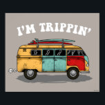 Poster Eu estou viajando<br><div class="desc">Um gráfico de van "I'm Trippin'" desenhado por bCreative mostra uma van multicolor com pranchas no telhado! Isso faz um presente excelente para a família, amigos ou um presente para você mesmo! Este gráfico engraçado é um excelente adicional ao estilo de qualquer um. Criativo é um criador líder e licenciador...</div>