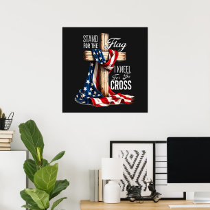 Poster Eu Fico De Pé Pela Bandeira E Me Ajoelho Pela Cruz