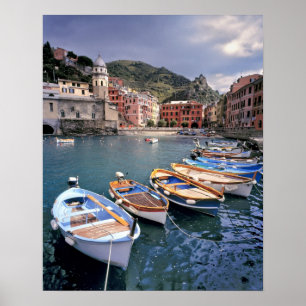 Poster Europa, Itália, Vernazza. Barcos pintados de cores