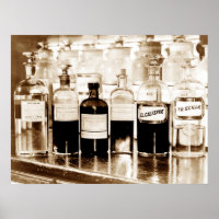 Exposição de garrafas apotecárias contendo medicam
