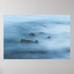 Poster Exposição longa, azul-nebulosa, de rochas no mar