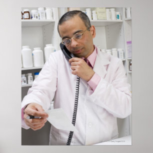 Pôster Farmacêutico que usa um telefone