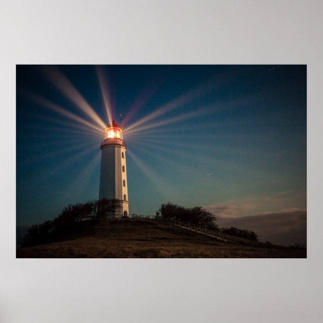 Poster Farol em uma colina brilhando à noite (Frente)