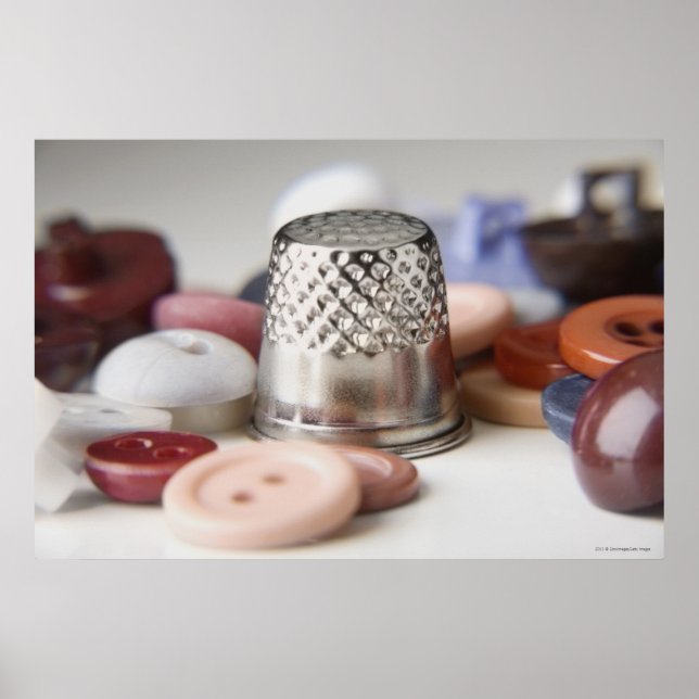 Pôster Fechamento de botões com um boné metálico (Frente)