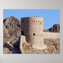 Feche uma torre de relógio em Muscat