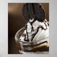 Fecho de um copo de sundae de chocolate