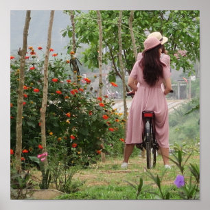 Poster feriado, jovem asiática vestida na bicicleta