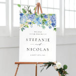 Poster Festa de noivado de Hydrangeas Azuis de Aquarela<br><div class="desc">Bem-vindo a convidados para o seu evento com este sinal de boas-vindas personalizável à festa de noivado. Apresenta hífens azuis de cor aquosa e rosas e anêmonas e rosas de marfim. Personalize este sinal de boas-vindas florais adicionando os detalhes do evento. Esta placa de festa de noivado de hydrangea é...</div>