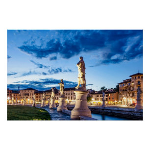 Pôster Fila de estátuas iluminadas em Padova