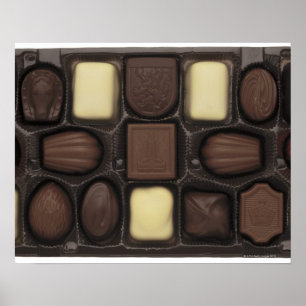 Pôster fim-acima de uma caixa de chocolates assorted